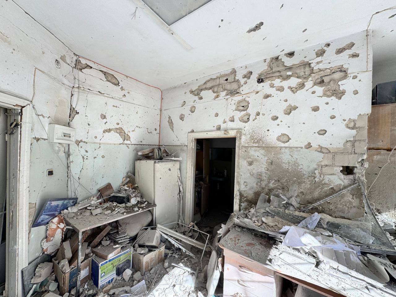 "Не могли не знати, куди б’ють": Зеленський відреагував на атаку РФ на дитячу лікарню в Херсоні, де було близько сотні людей. Фото