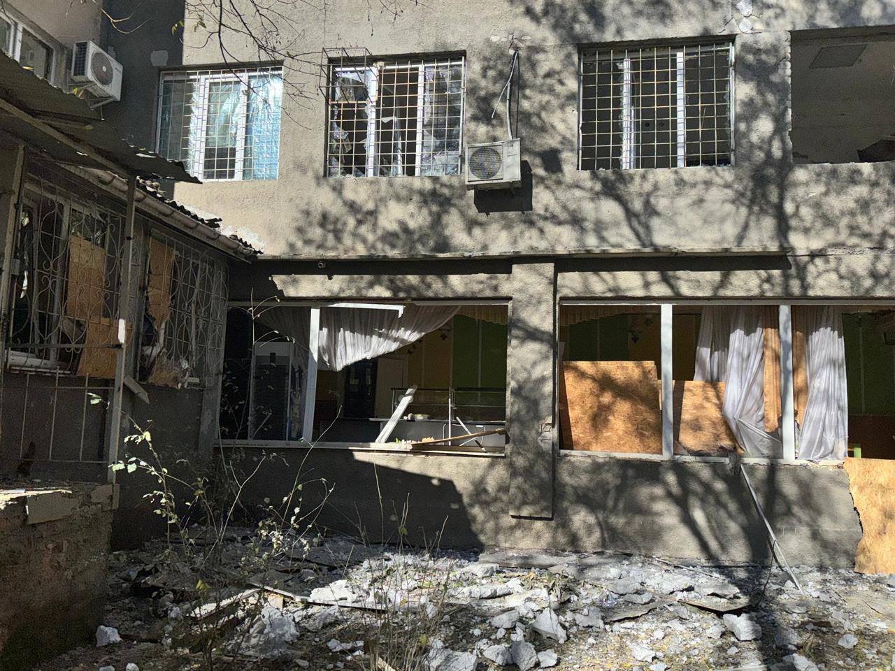 "Не могли не знати, куди б’ють": Зеленський відреагував на атаку РФ на дитячу лікарню в Херсоні, де було близько сотні людей. Фото