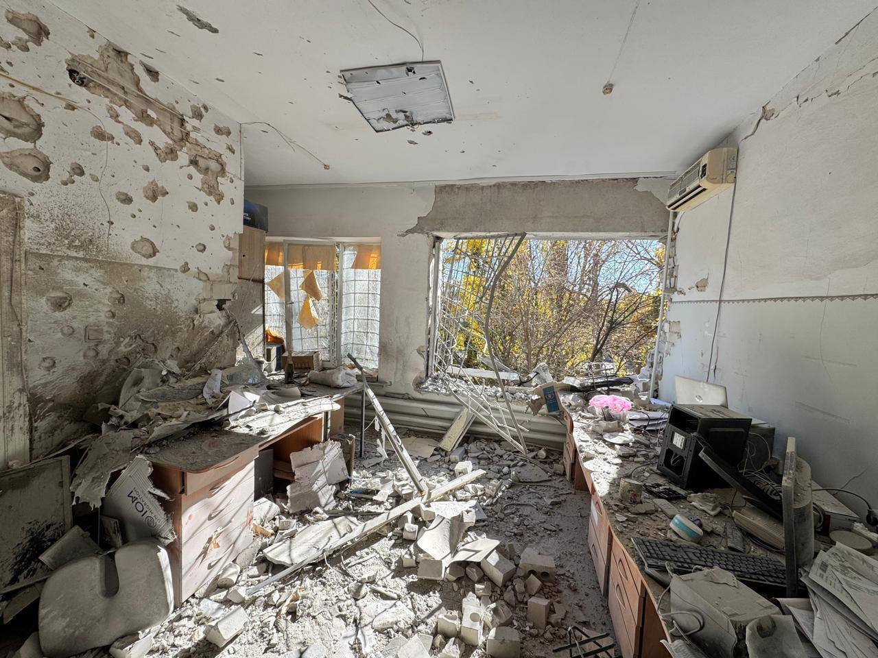 "Не могли не знати, куди б’ють": Зеленський відреагував на атаку РФ на дитячу лікарню в Херсоні, де було близько сотні людей. Фото