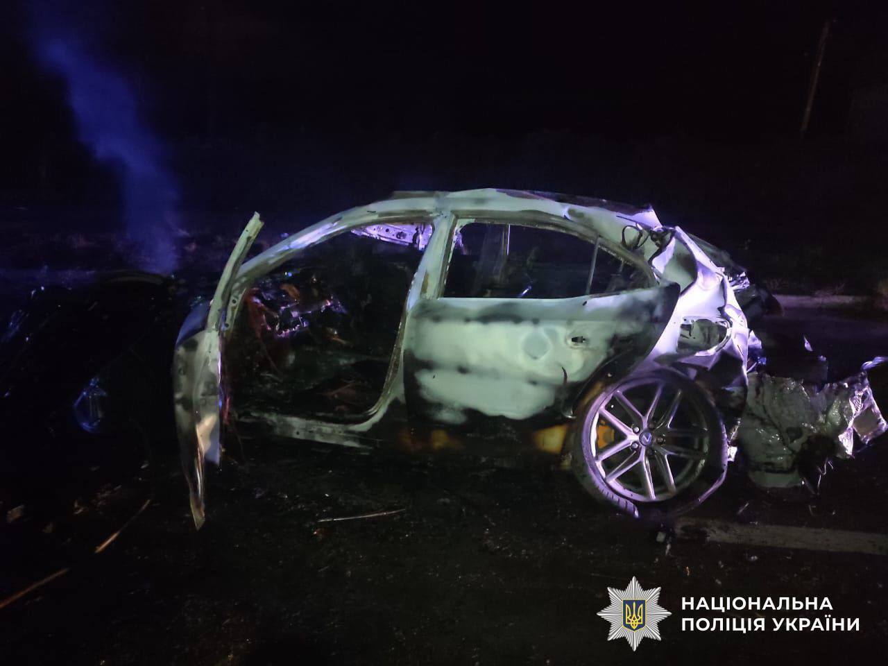 У Києві п’яний водій Lexus збив на смерть пішохода, а потім врізався у стовп: машина загорілась. Подробиці та фото