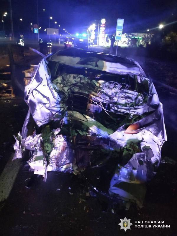 У Києві п’яний водій Lexus збив на смерть пішохода, а потім врізався у стовп: машина загорілась. Подробиці та фото