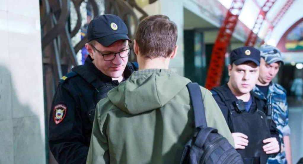 У Росії почалось "полювання" на призовників: молодих людей ловлять у метро, стежать за ними у банках і забороняють виїжджати за кордон