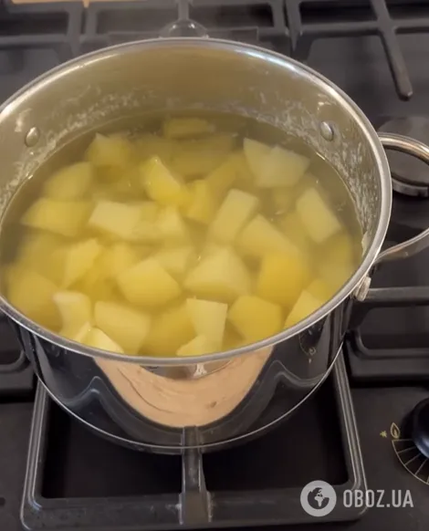 Смажені пиріжки з тіста на картопляному відварі: приготуйте улюблену страву для родини на вечерю