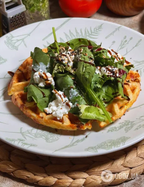 Смачно подати зі скремблом або свіжим салатом: рецепт хрустких вафель за 10 хвилин