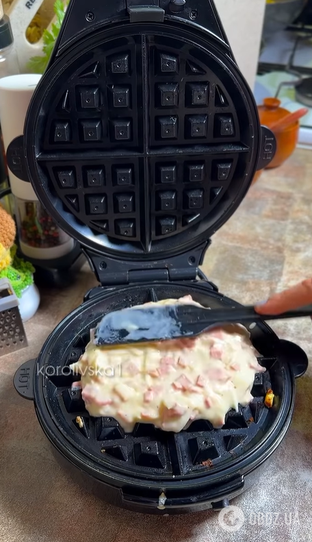 Смачно подати зі скремблом або свіжим салатом: рецепт хрустких вафель за 10 хвилин