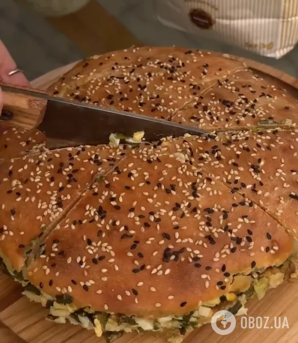 Смачний заливний пиріг із цибулею та вареними яйцями: найпростіший рецепт альтернативи хлібу