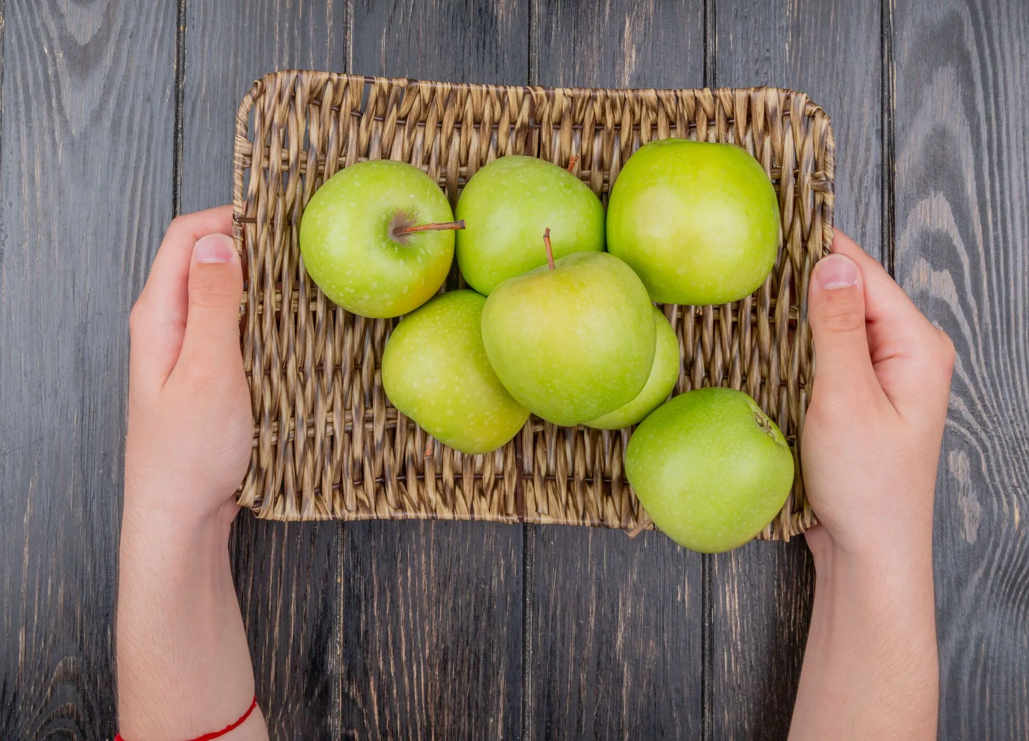 Що покласти до яблук, щоб вони були свіжими до весни: не ігноруйте цю дію