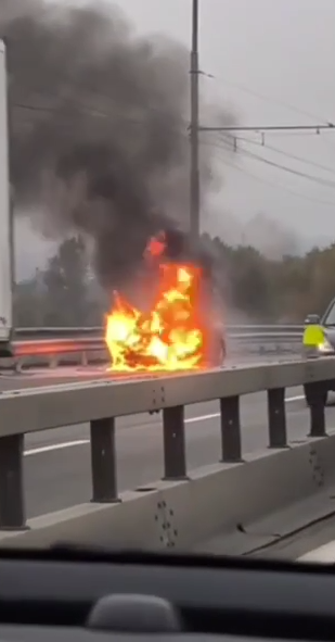У Києві на Північному мосту під час руху загорівся легковик. Подробиці, фото та відео