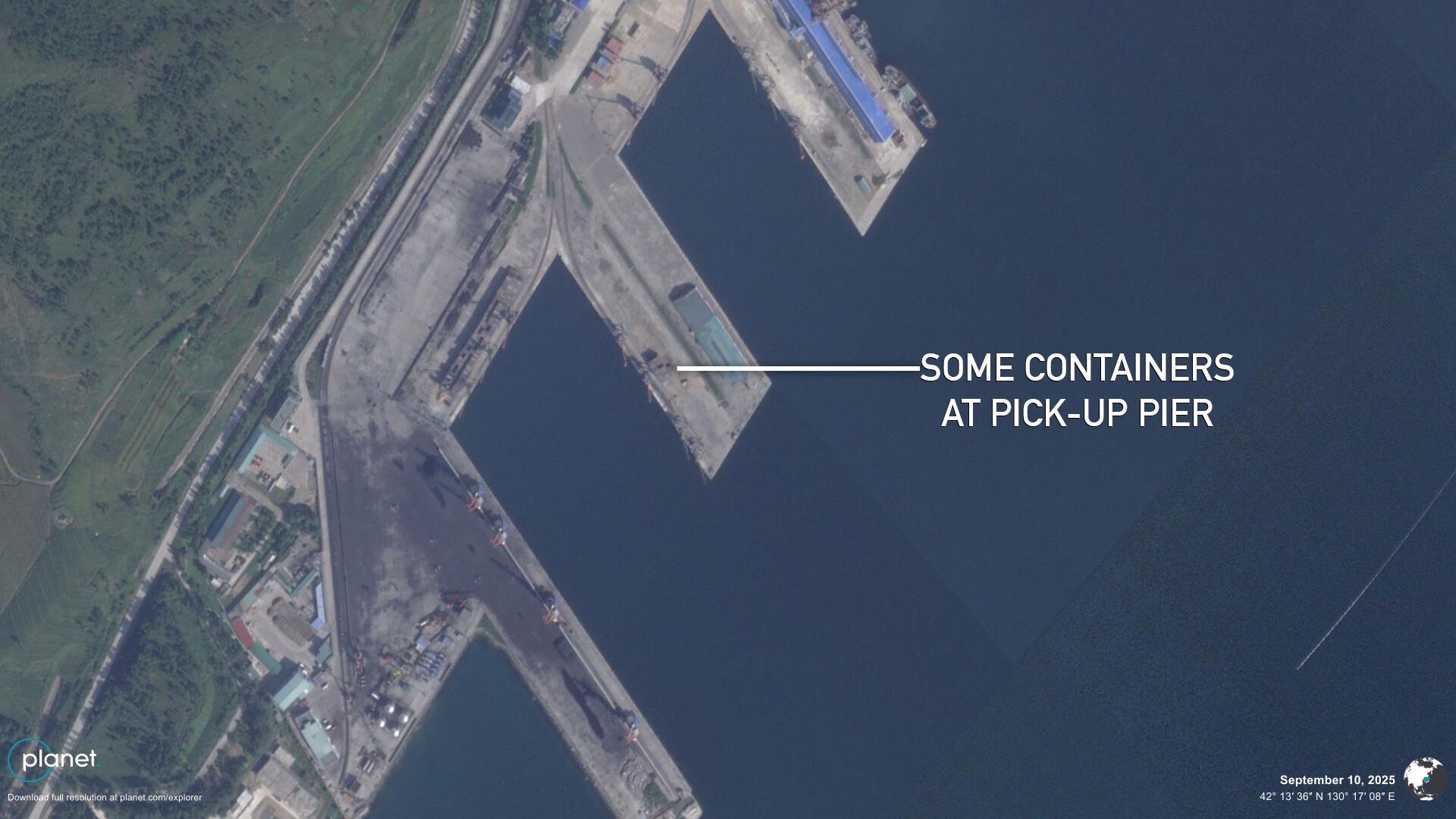 У порту помітили судно: Росія могла відновити таємні поставки зброї з КНДР після паузи