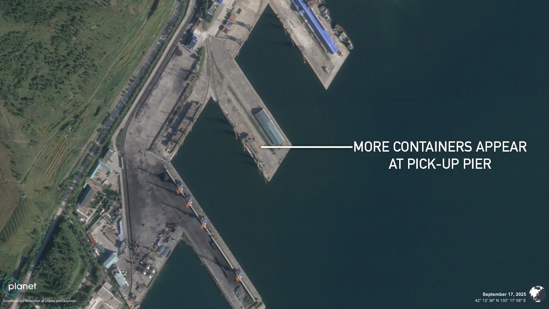 У порту помітили судно: Росія могла відновити таємні поставки зброї з КНДР після паузи