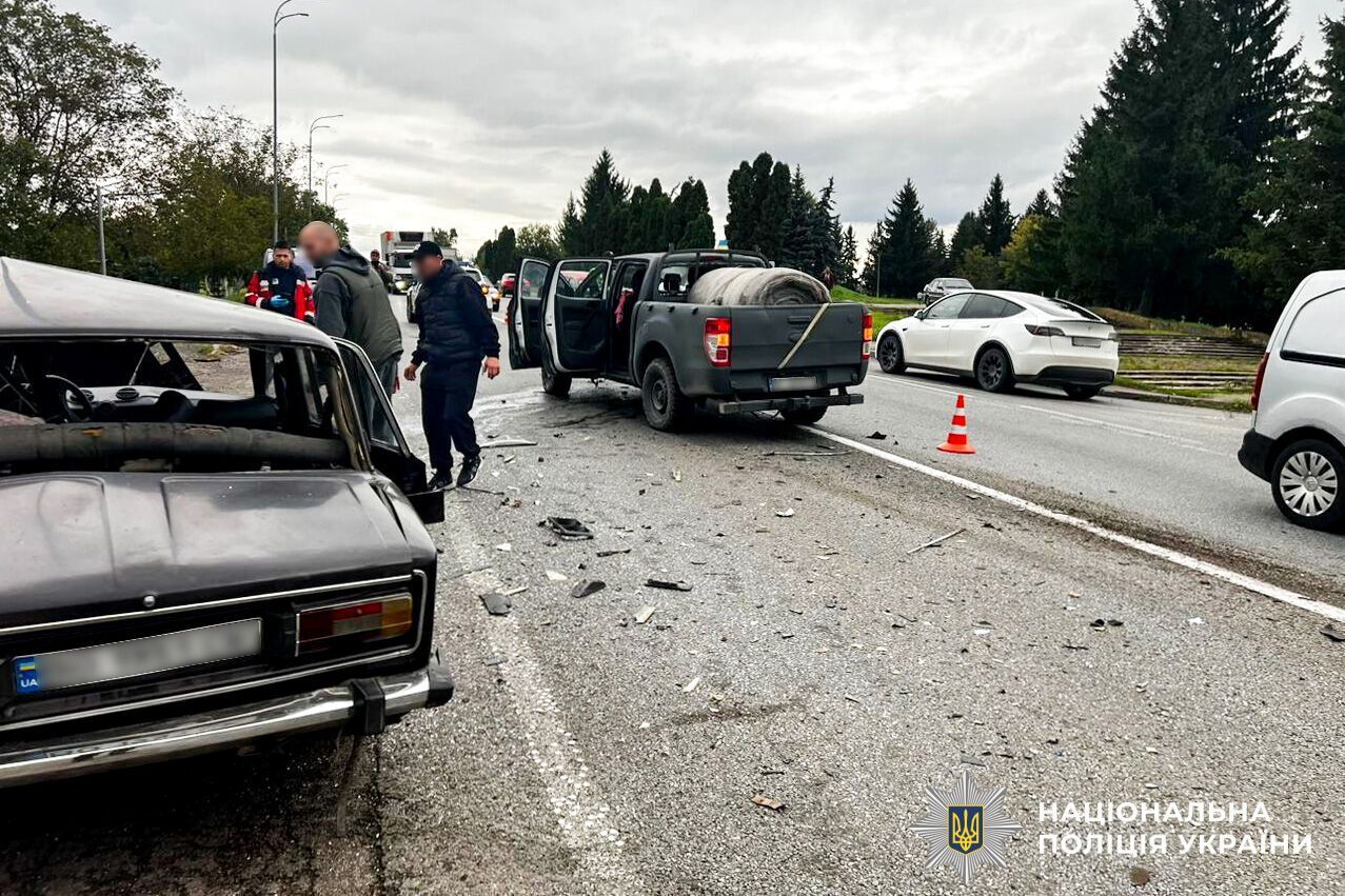 На Рівненщині авто не розминулося з волонтерською колоною: чоловік загинув на місці, жінка в реанімації. Фото