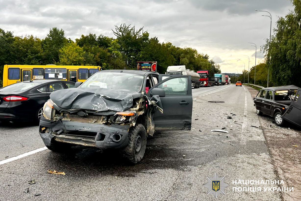 На Рівненщині авто не розминулося з волонтерською колоною: чоловік загинув на місці, жінка в реанімації. Фото