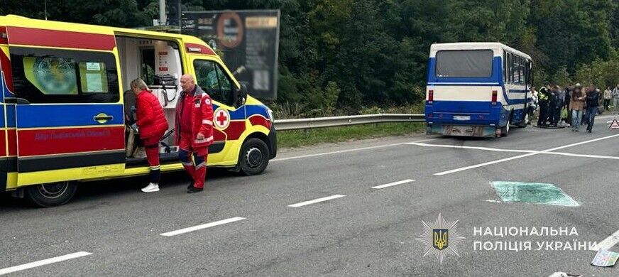На Львовщине столкнулись маршрутка и грузовик: восемь раненых, среди них – 14-летний парень. Фото
