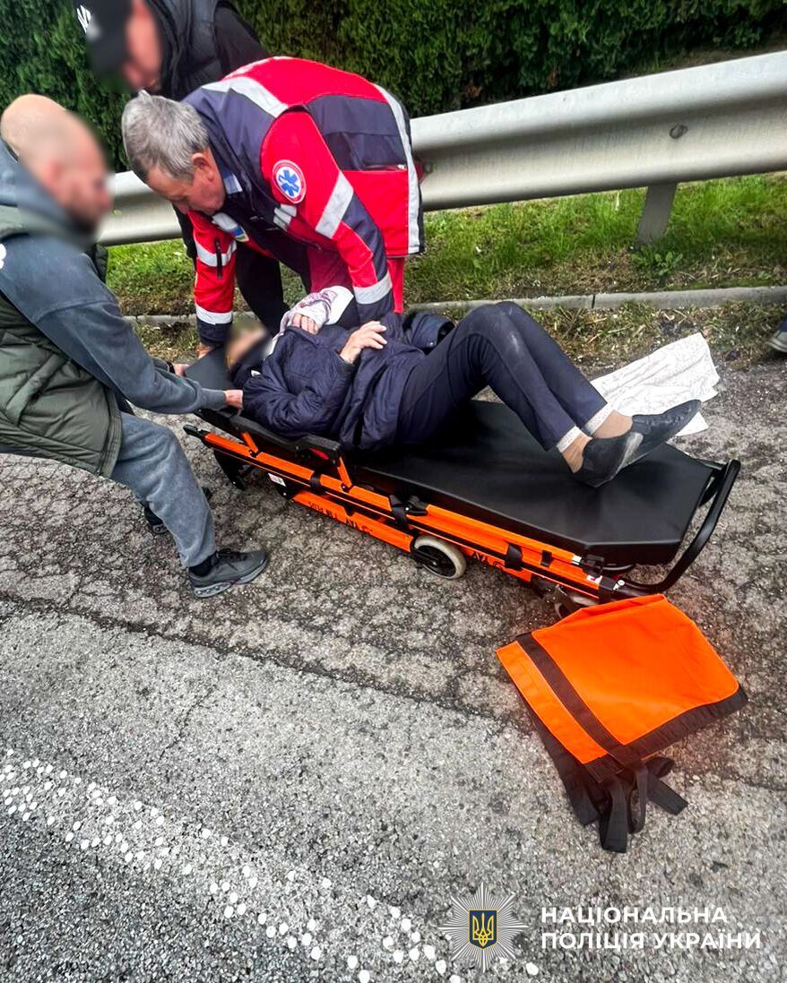 На Рівненщині авто не розминулося з волонтерською колоною: чоловік загинув на місці, жінка в реанімації. Фото