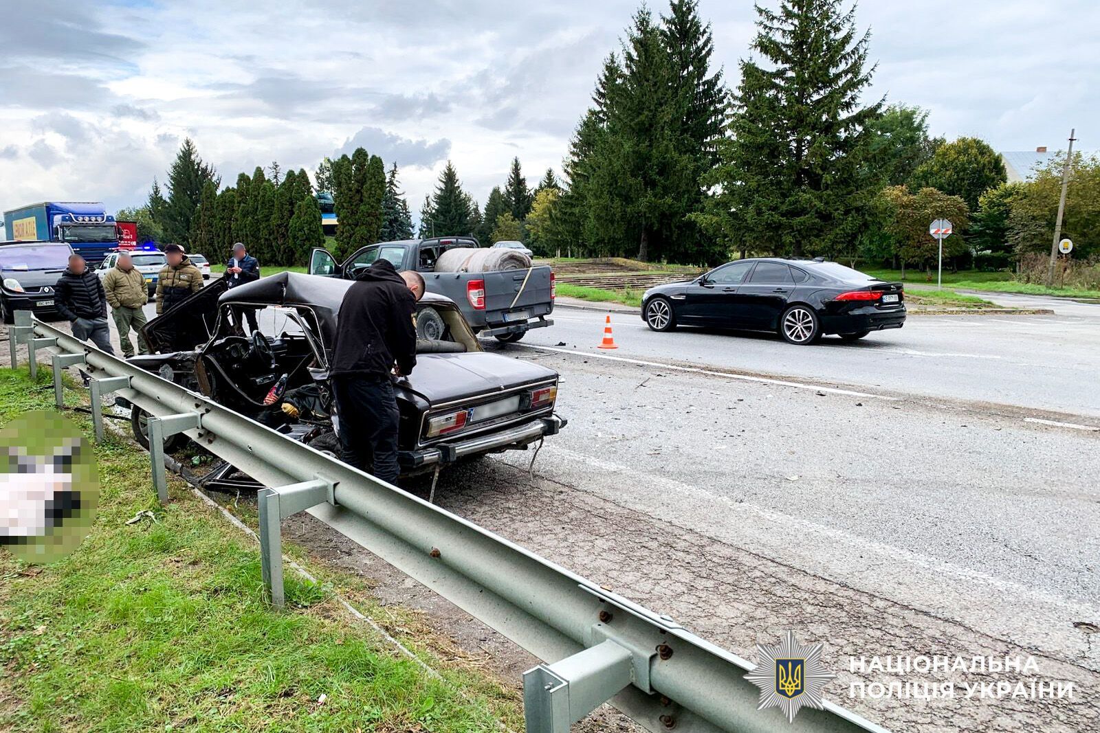 На Рівненщині авто не розминулося з волонтерською колоною: чоловік загинув на місці, жінка в реанімації. Фото