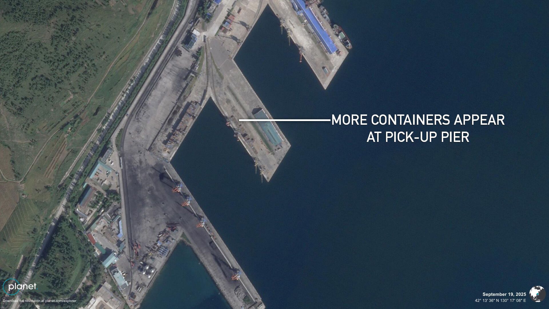 У порту помітили судно: Росія могла відновити таємні поставки зброї з КНДР після паузи