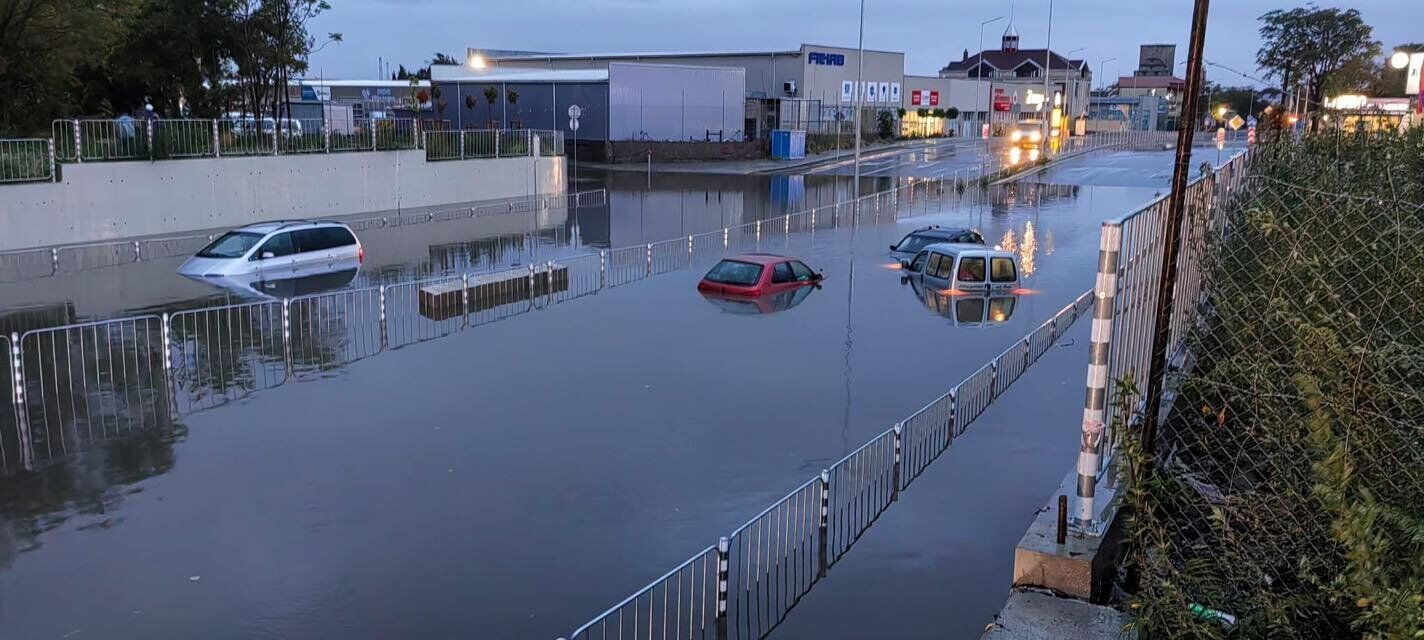 Болгарию накрыло масштабное наводнение: затопило морские курорты, есть жертвы и пострадавшие. Фото, видео