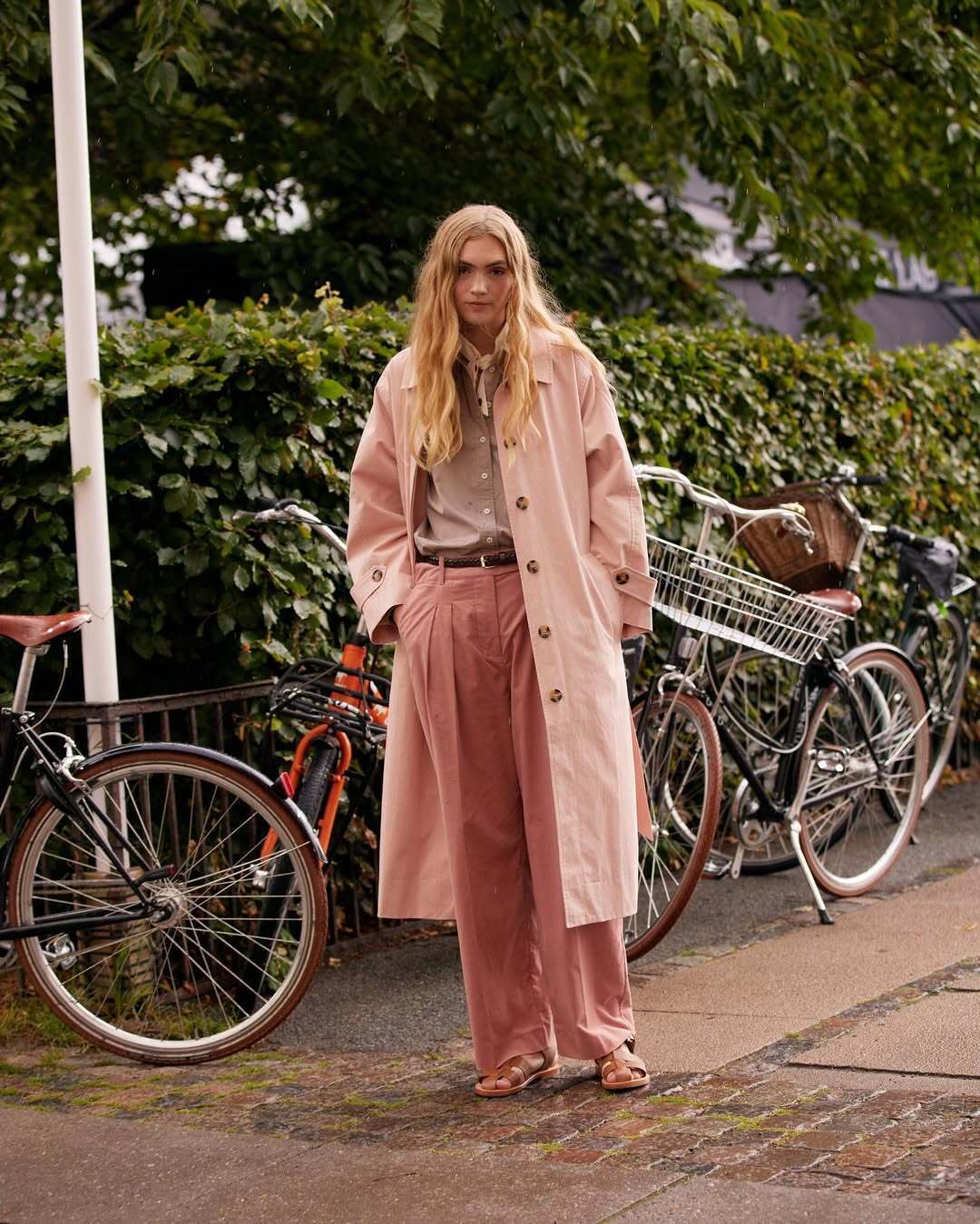 Откажитесь от черного: шесть изысканных цветов, которые будут в моде осенью 2025