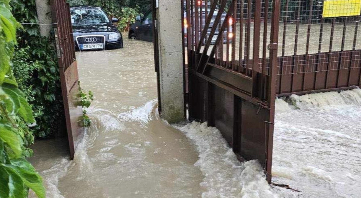 Болгарию накрыло масштабное наводнение: затопило морские курорты, есть жертвы и пострадавшие. Фото, видео