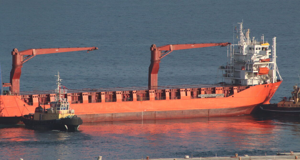 У порту помітили судно: Росія могла відновити таємні поставки зброї з КНДР після паузи