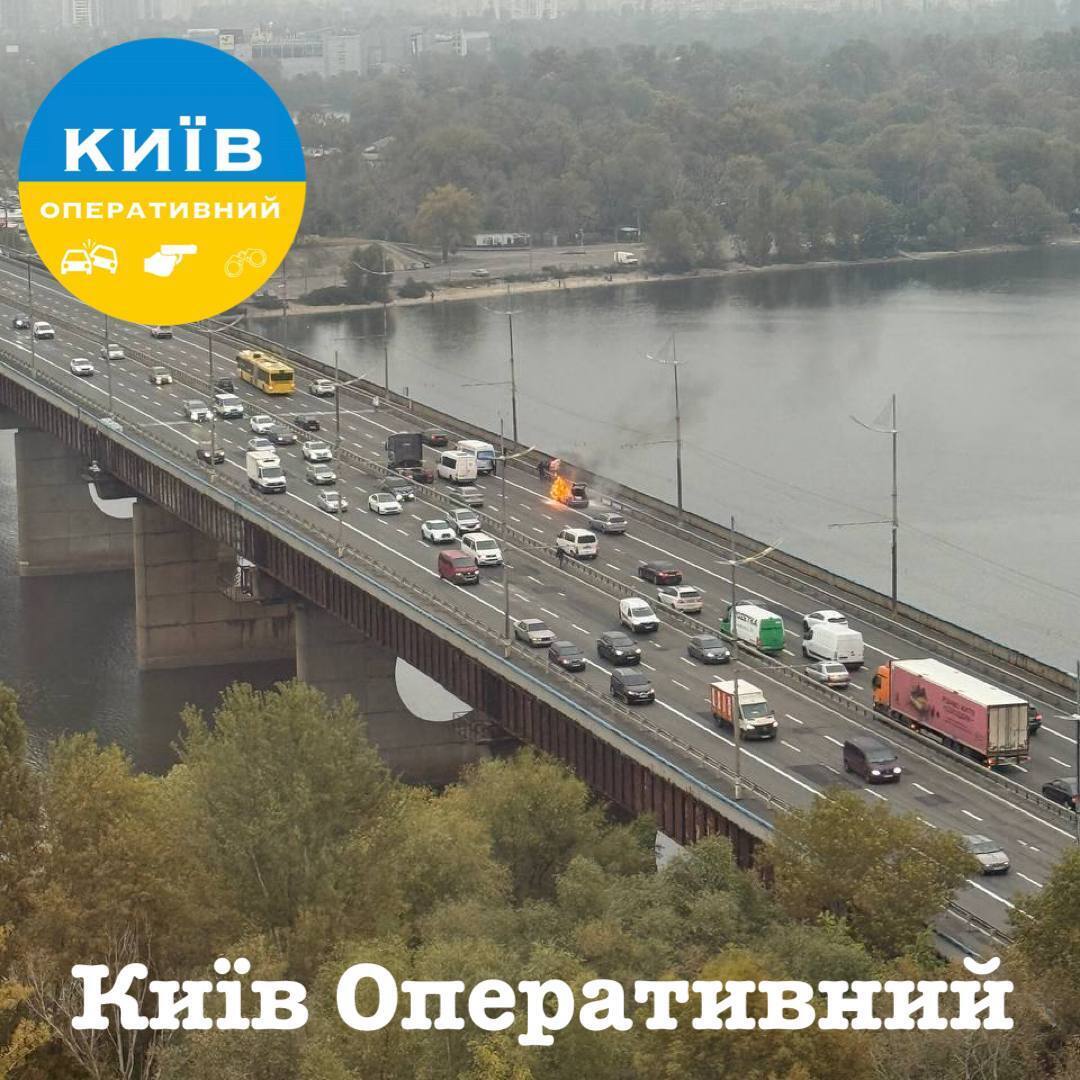 У Києві на Північному мосту під час руху загорівся легковик. Подробиці, фото та відео