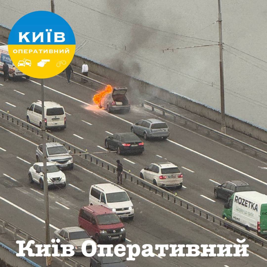 У Києві на Північному мосту під час руху загорівся легковик. Подробиці, фото та відео