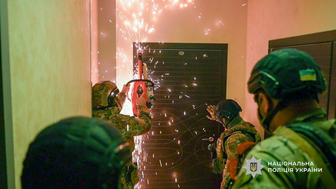 Правоохранители задержали восемь участников группировки