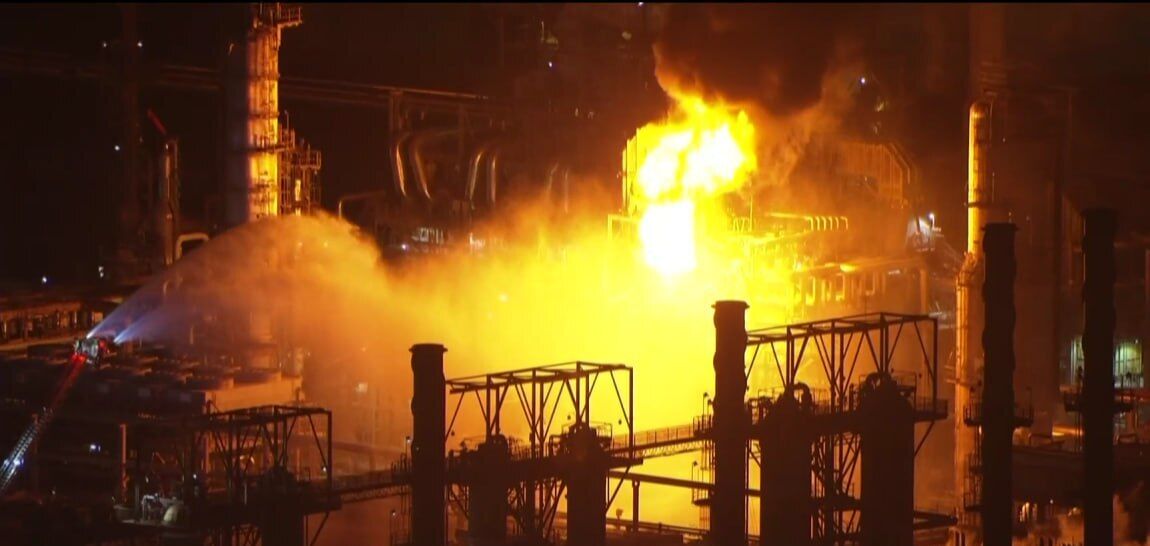 Поднялась стена огня: в Лос-Анджелесе произошел взрыв на НПЗ, вспыхнул мощный пожар. Видео