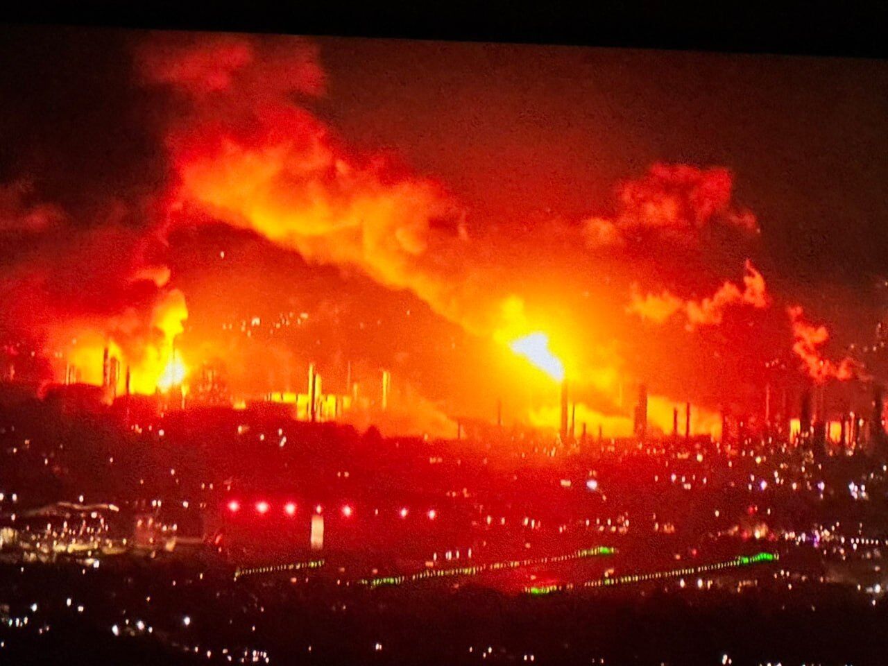 Поднялась стена огня: в Лос-Анджелесе произошел взрыв на НПЗ, вспыхнул мощный пожар. Видео