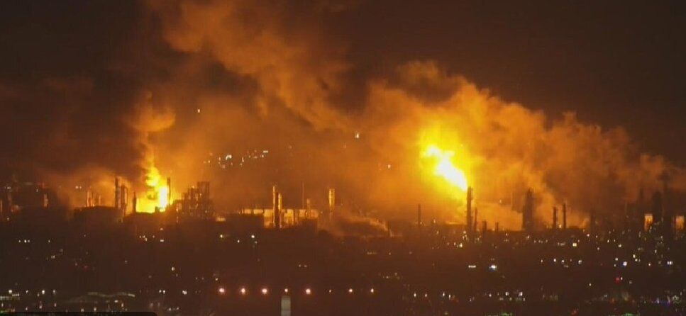 Поднялась стена огня: в Лос-Анджелесе произошел взрыв на НПЗ, вспыхнул мощный пожар. Видео