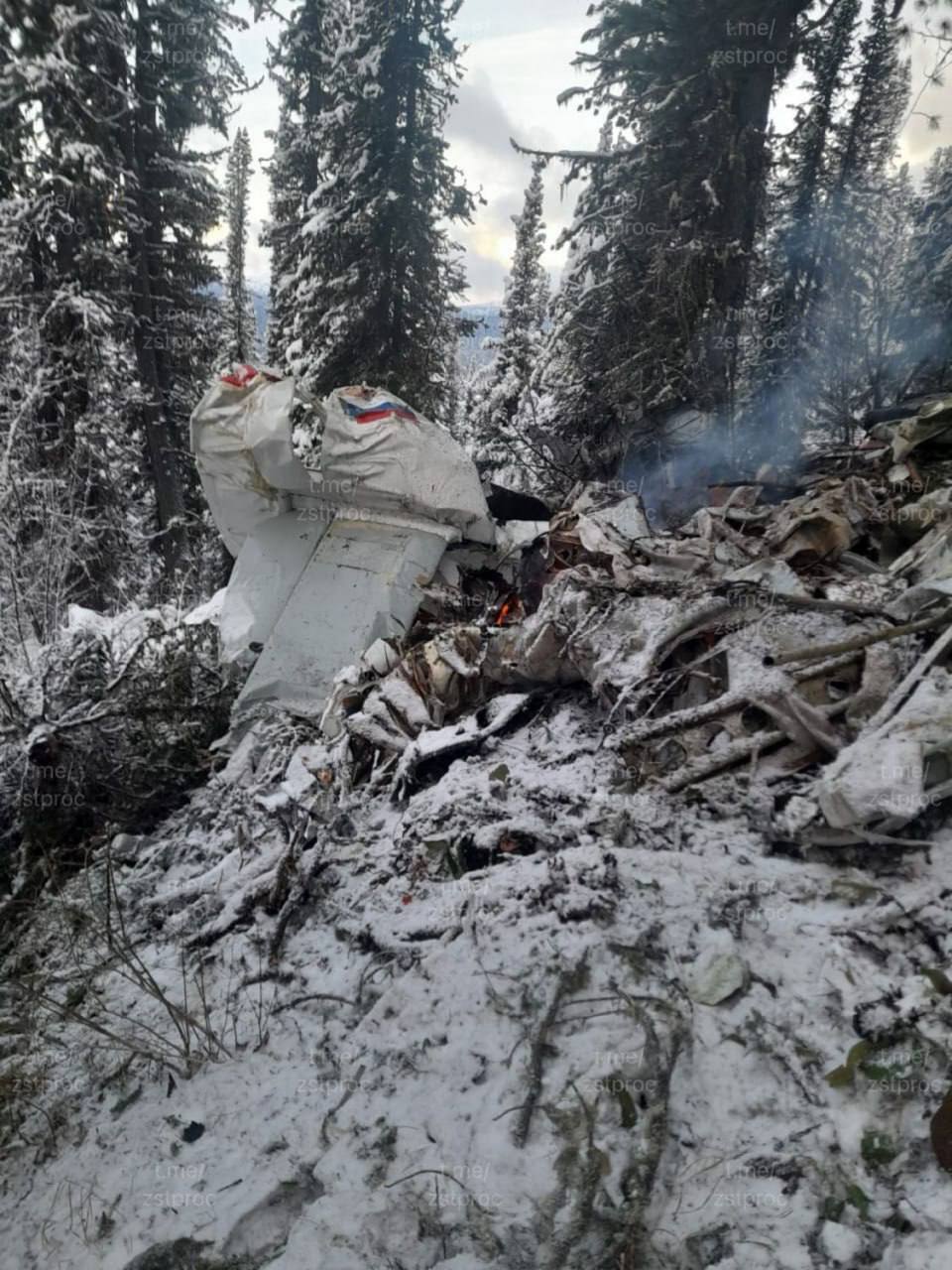 У Росії біля військової частини розбився літак, є загиблі. Фото