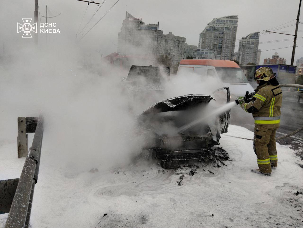 У Києві на Північному мосту під час руху загорівся легковик. Подробиці, фото та відео