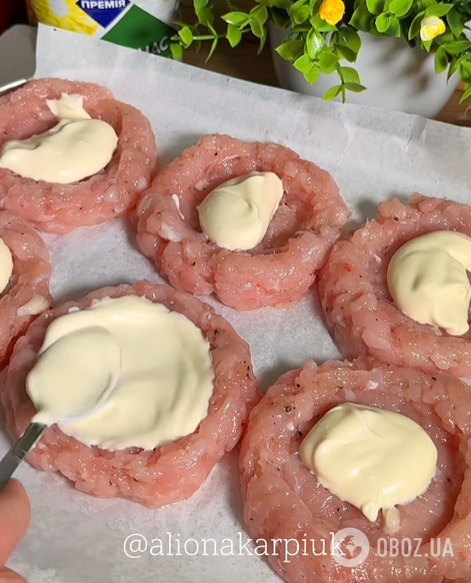 Сочные мясные гнезда из фарша в духовке: лучше обычных котлет