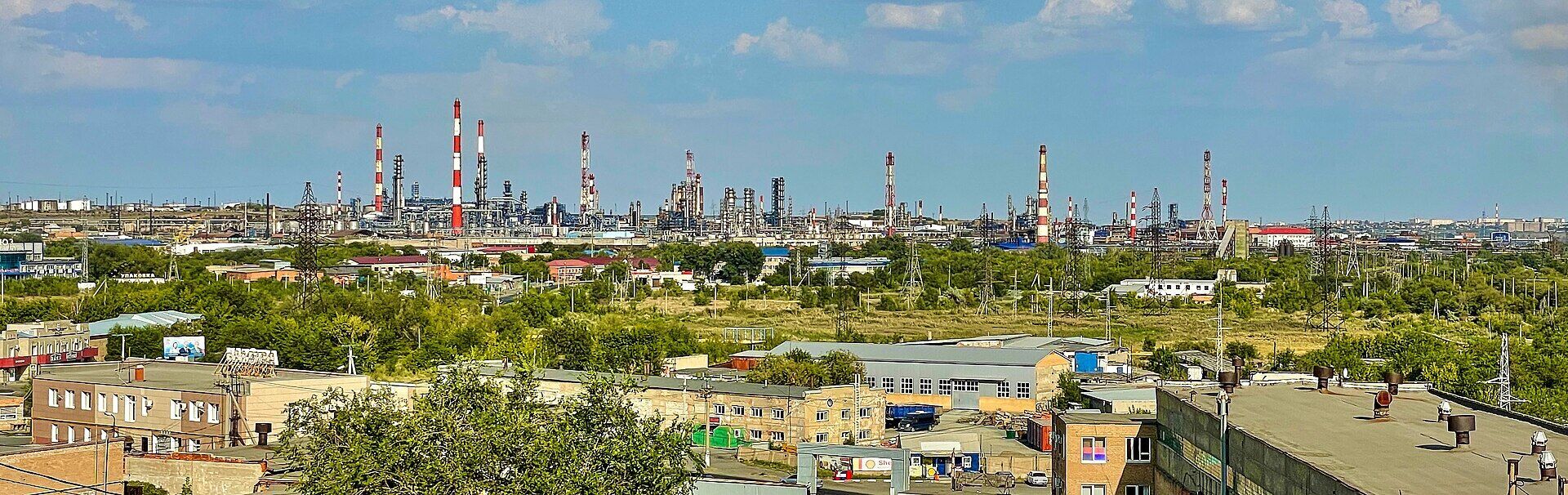 В России атакован Орский нефтеперерабатывающий завод в 1400 км от границы Украины: идет эвакуация работников. Видео