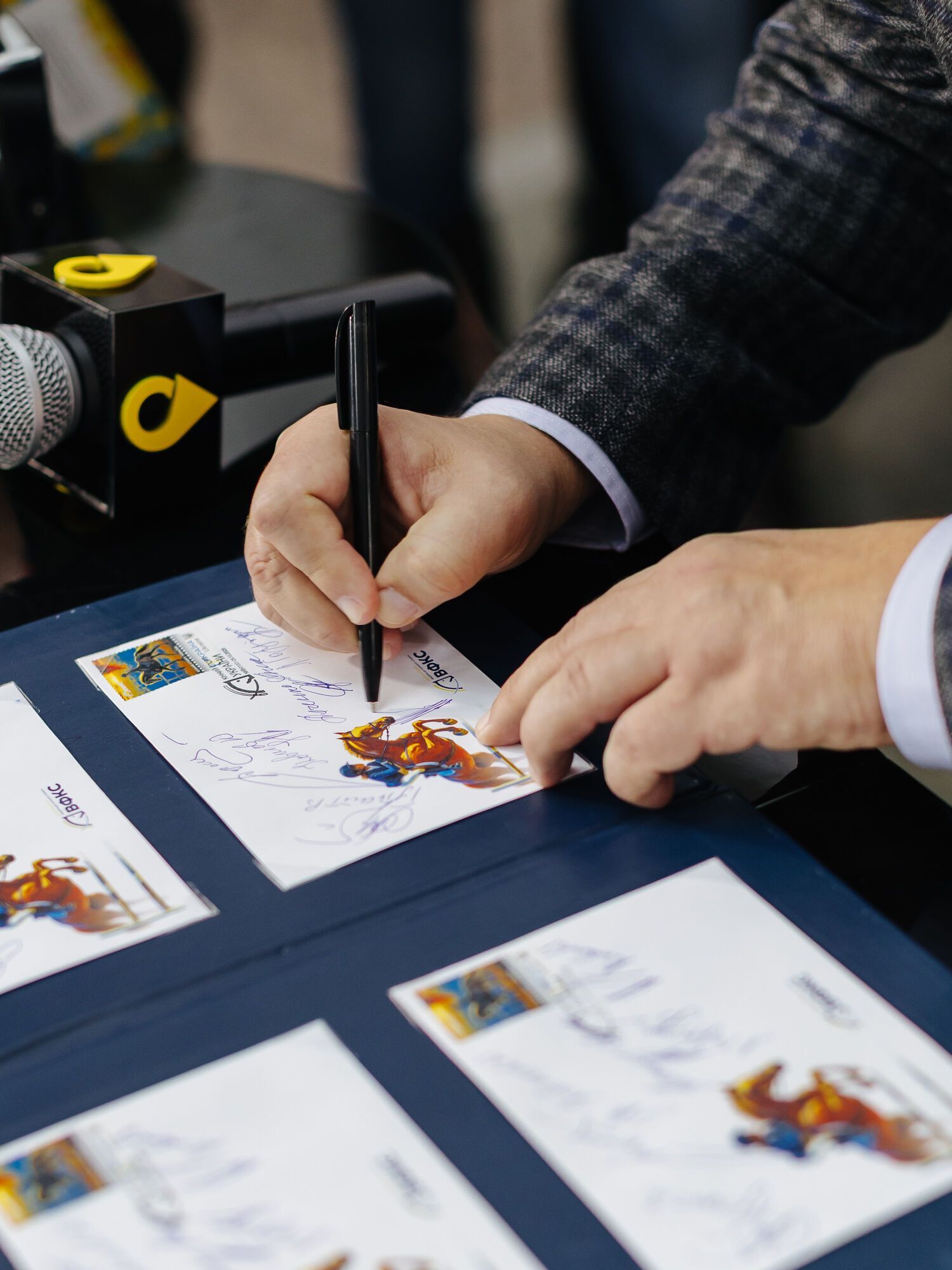 Символ незламності українського спорту під час війни: "Укрпошта" презентувала марку "Кінний спорт України"