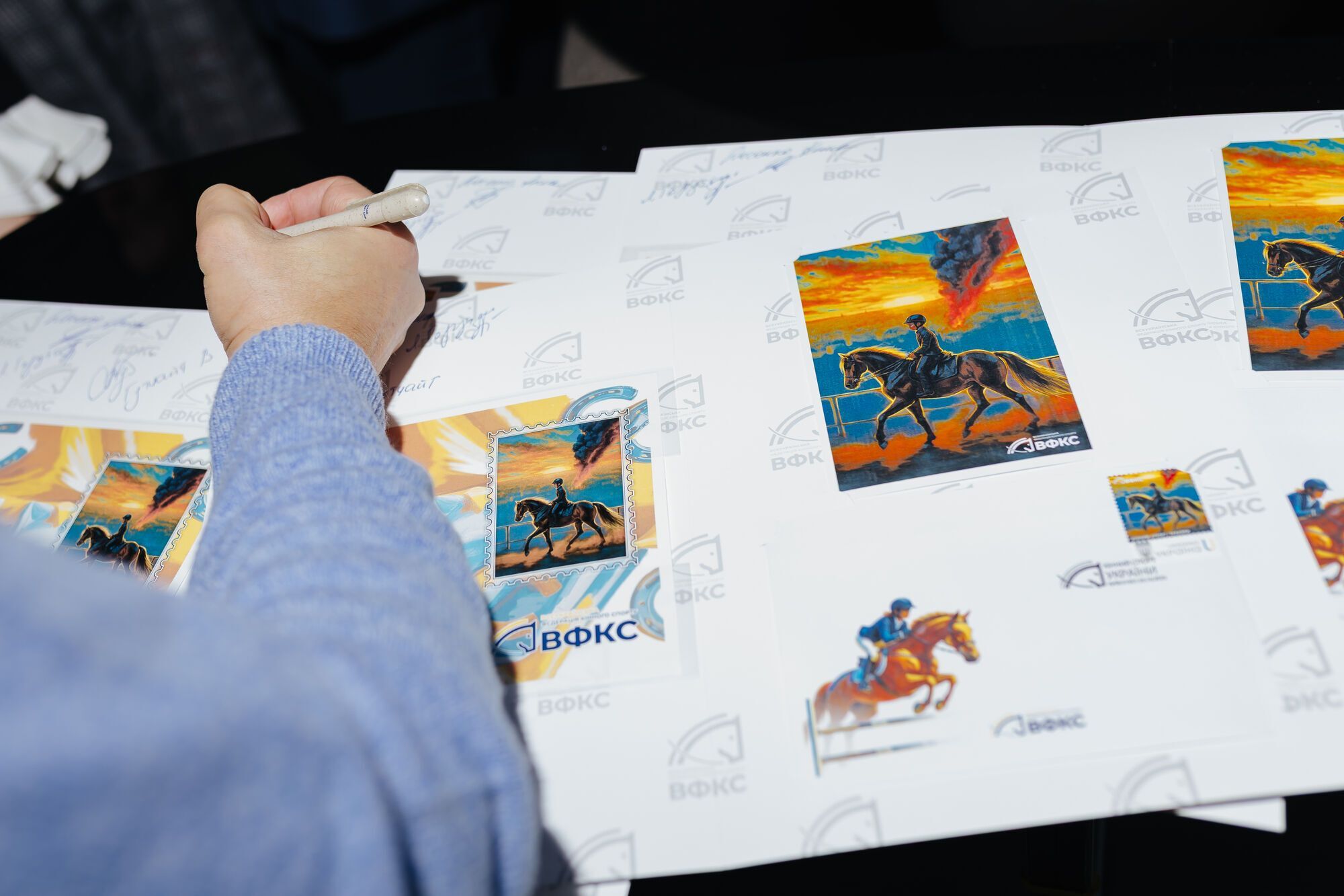 Символ незламності українського спорту під час війни: "Укрпошта" презентувала марку "Кінний спорт України"