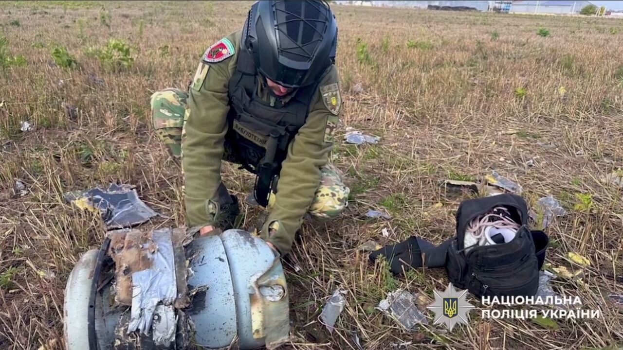 На Киевщине уничтожили боевую часть "Шахеда", которую нашли на поле. Видео