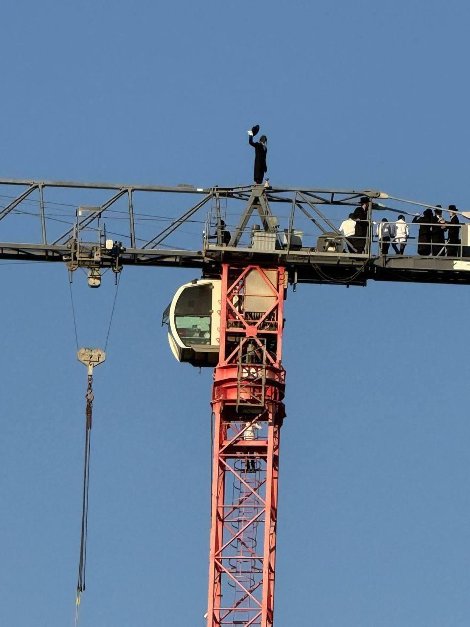 В Израиле ультраортодоксальные мужчины вышли на протест против военной службы: один подросток погиб. Видео