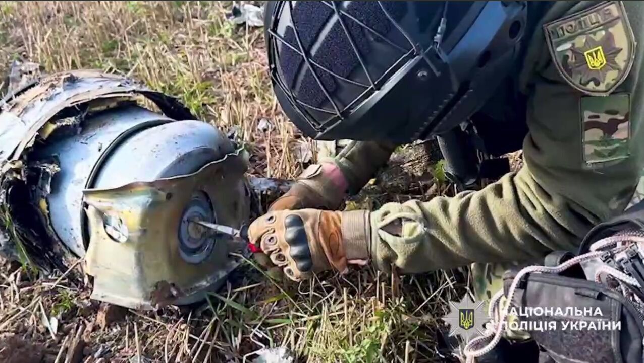 На Киевщине уничтожили боевую часть "Шахеда", которую нашли на поле. Видео