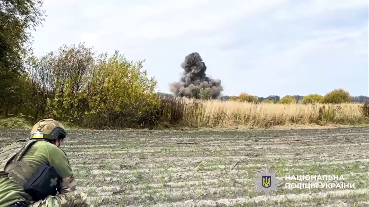 На Киевщине уничтожили боевую часть "Шахеда", которую нашли на поле. Видео