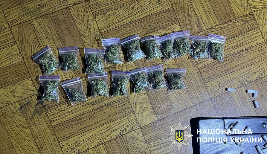У Києві на Троєщині на гарячому затримали студента, який збував наркотики своїм однокурсникам. Фото