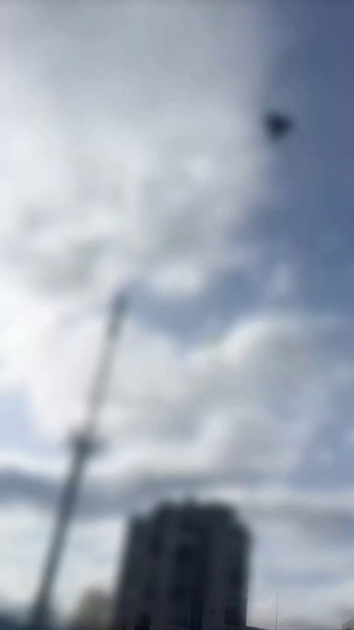 Оккупанты атаковали гражданскую инфраструктуру в Сумах, есть пострадавшие: момент удара попал на видео