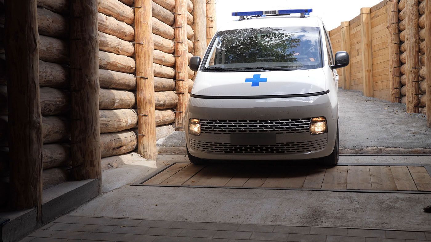 Под землей на передовой: The Guardian написала о госпитале от "Стального фронта" Ахметова, который спасает жизни украинских военных