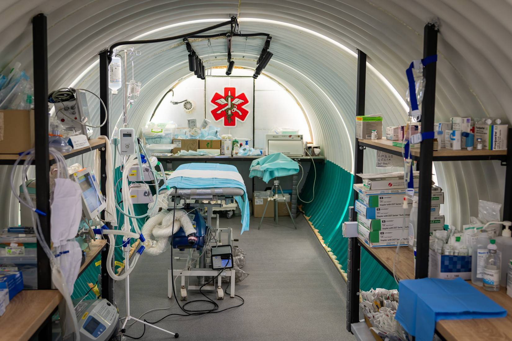 Под землей на передовой: The Guardian написала о госпитале от "Стального фронта" Ахметова, который спасает жизни украинских военных