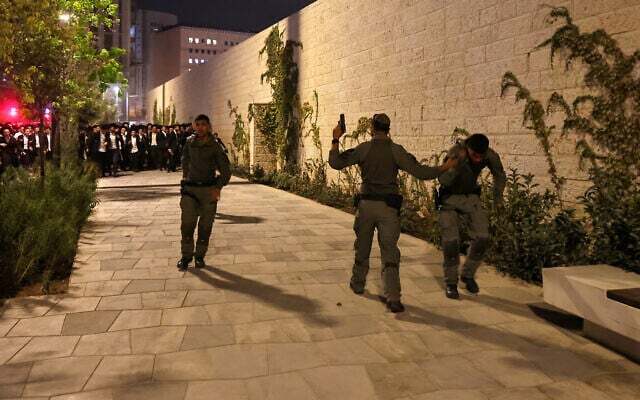 В Израиле ультраортодоксальные мужчины вышли на протест против военной службы: один подросток погиб. Видео