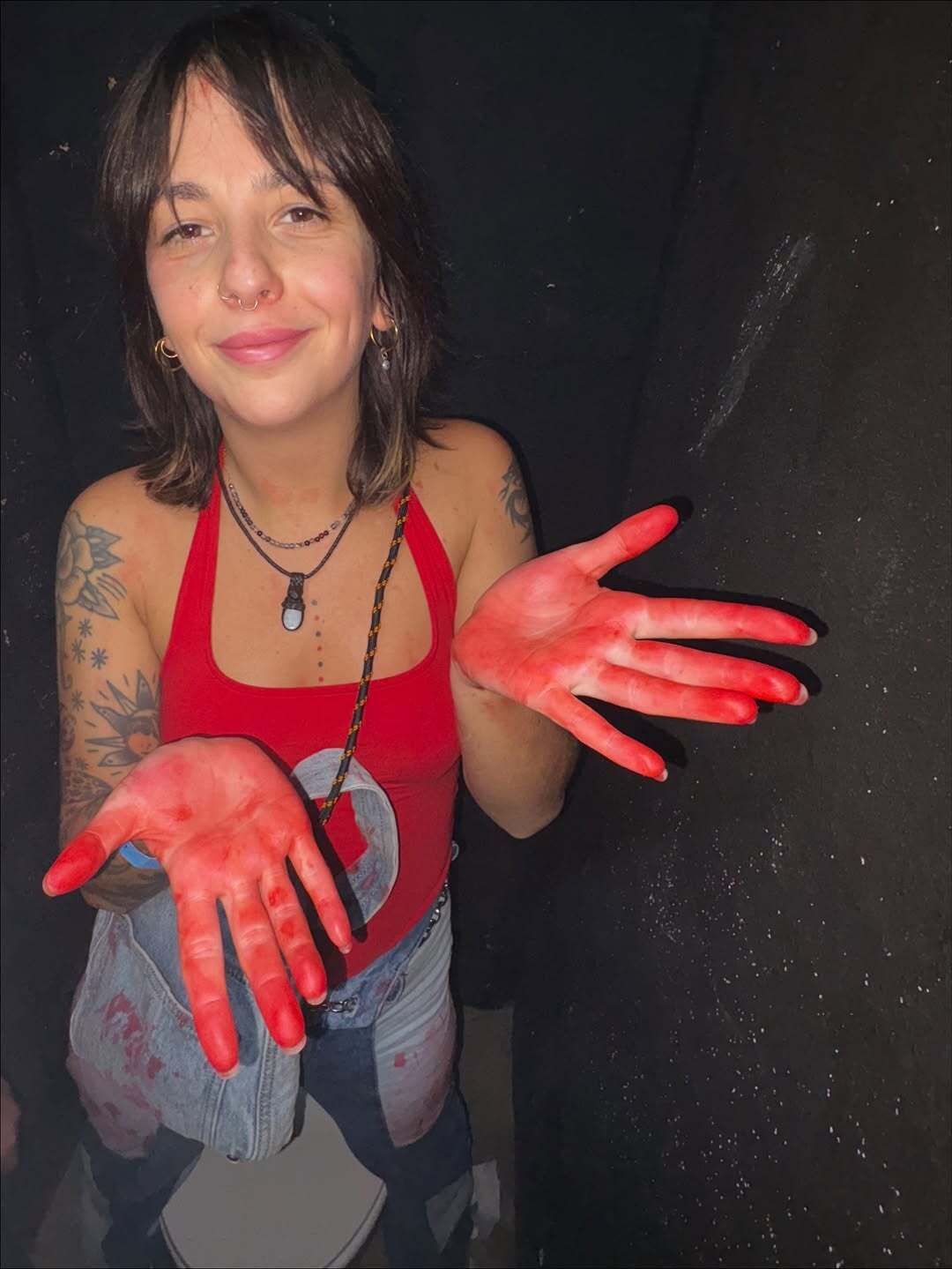 Украинскую диджейку облили искусственной кровью в Европе: кто и почему это сделал. Фото