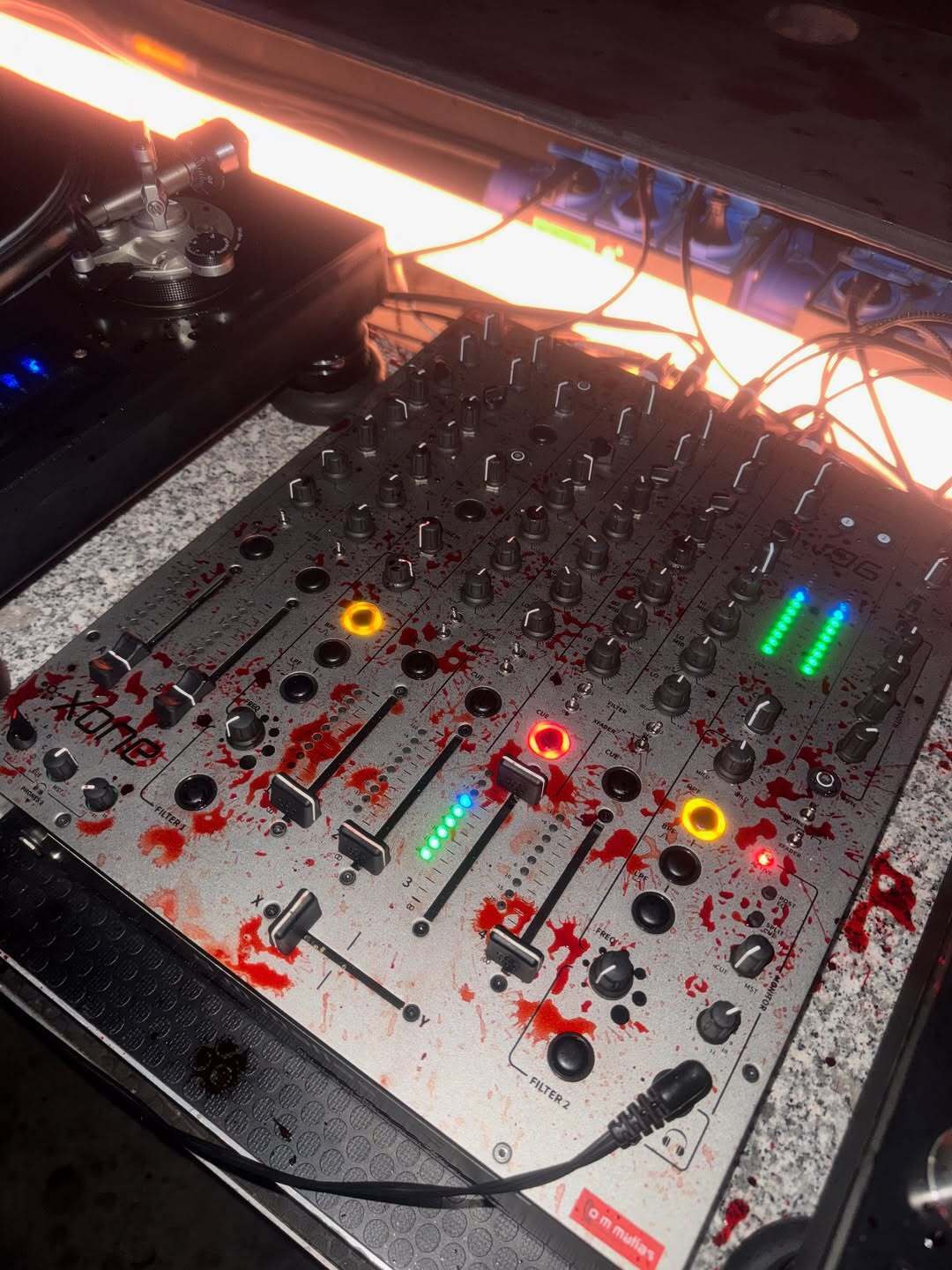 Украинскую диджейку облили искусственной кровью в Европе: кто и почему это сделал. Фото