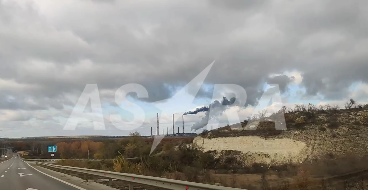 На окупованій Луганщині повідомляють про приліт по ТЕС: сталась пожежа, почалися відключення світла. Фото