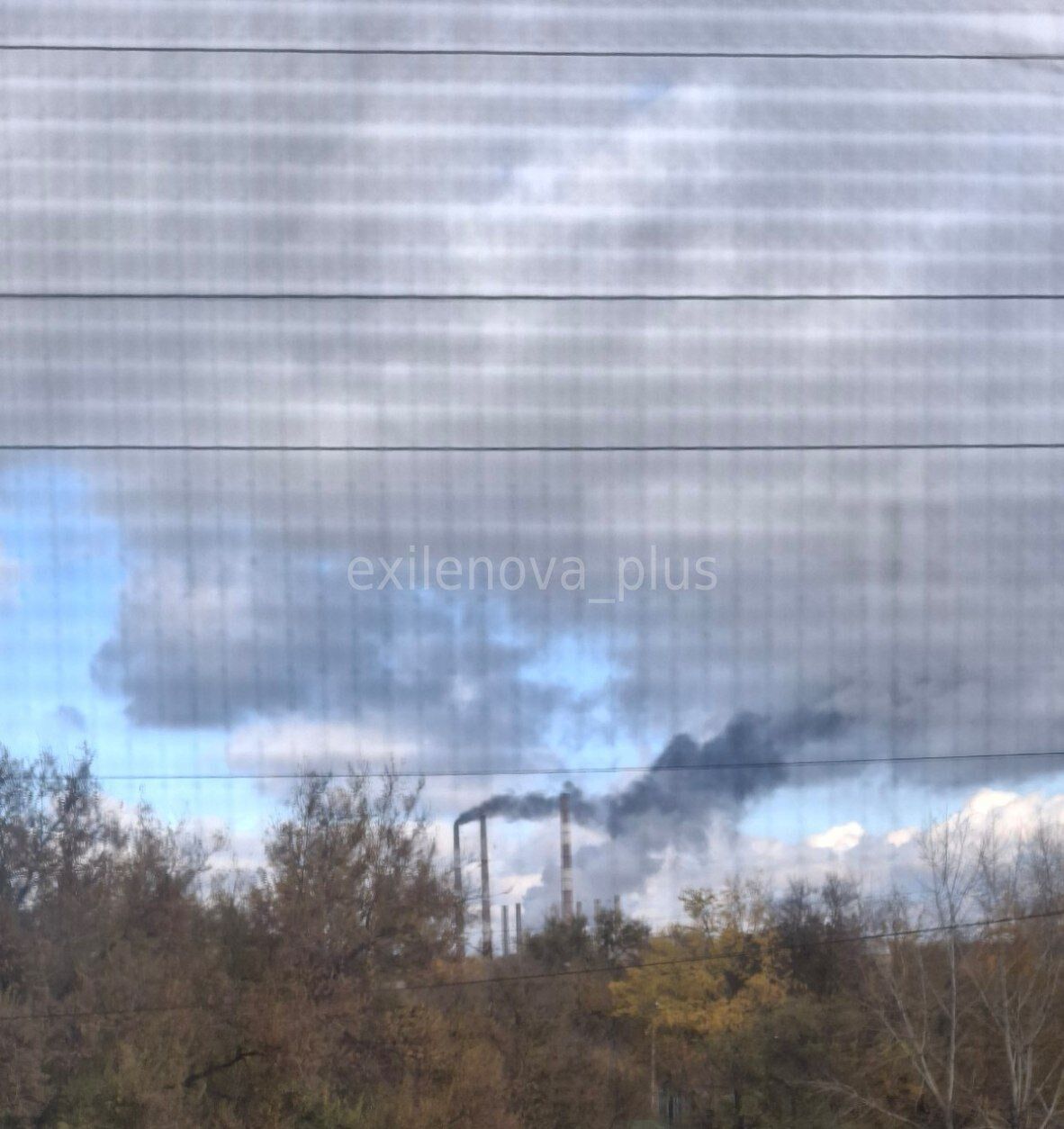 На окупованій Луганщині повідомляють про приліт по ТЕС: сталась пожежа, почалися відключення світла. Фото