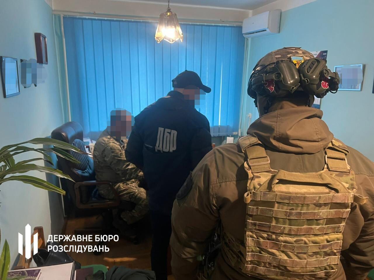 Наложил полную кровать денег: в Мукачево будут судить работника РТЦК, который организовал схему побега мужчин из центра комплектования. Фото